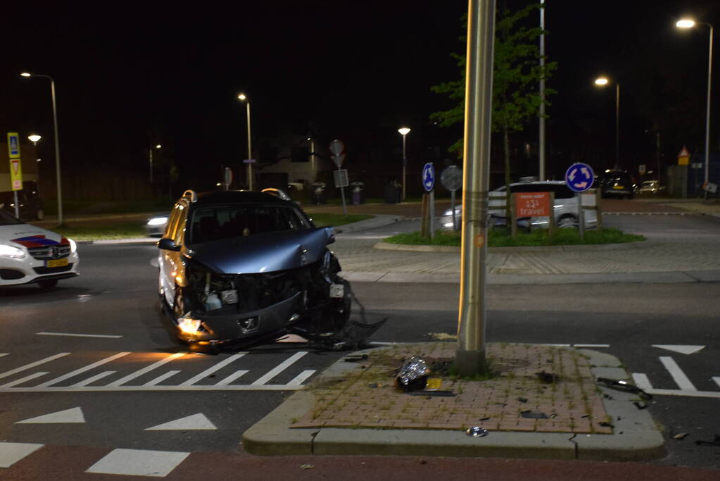 Automobilist eindigt tegen lantaarnpaal