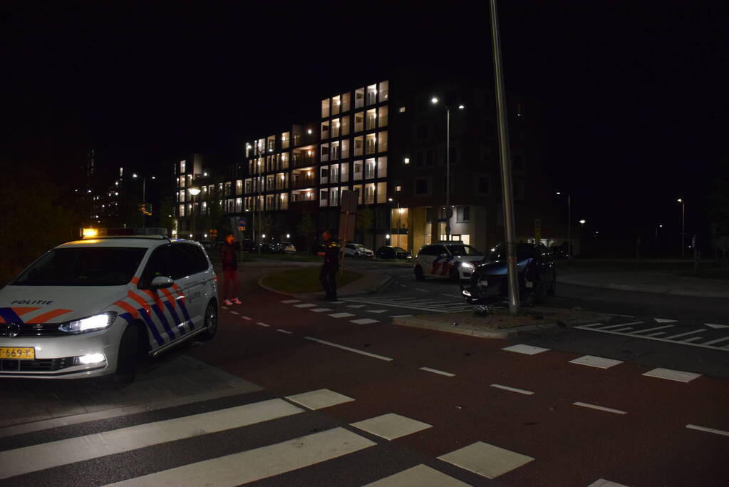 Automobilist eindigt tegen lantaarnpaal