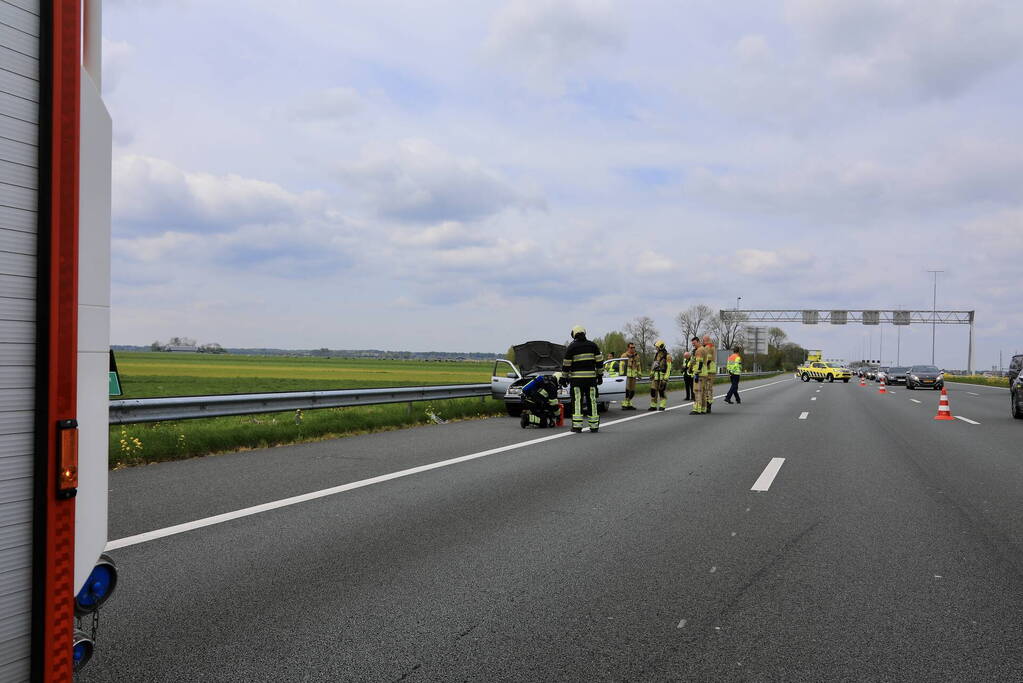 Brandweer blust autobrand op snelweg