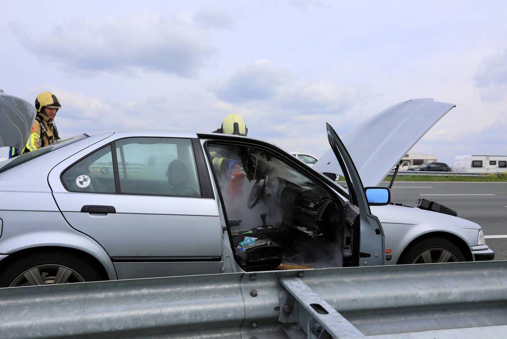 Brandweer blust autobrand op snelweg