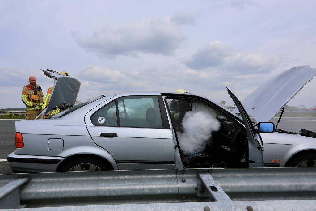 Brandweer blust autobrand op snelweg