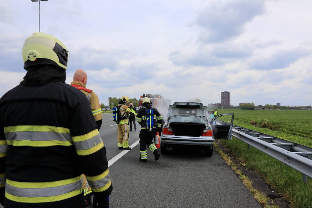 Brandweer blust autobrand op snelweg
