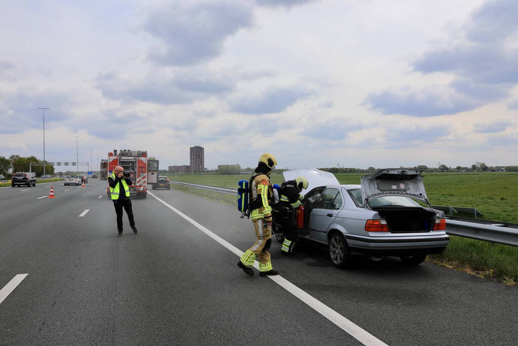 Brandweer blust autobrand op snelweg