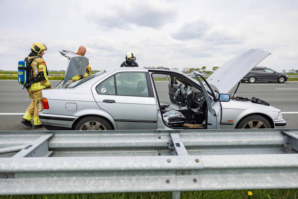 Brandweer blust autobrand op snelweg