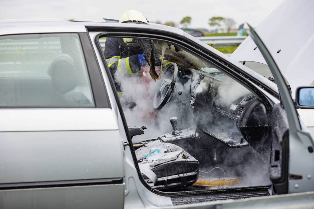 Brandweer blust autobrand op snelweg