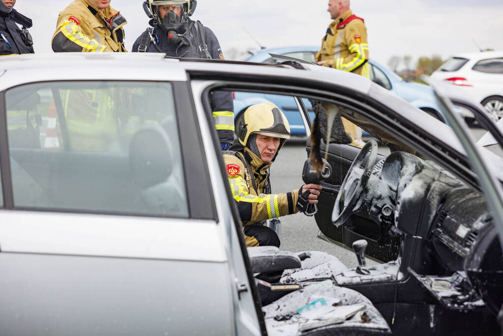 Brandweer blust autobrand op snelweg