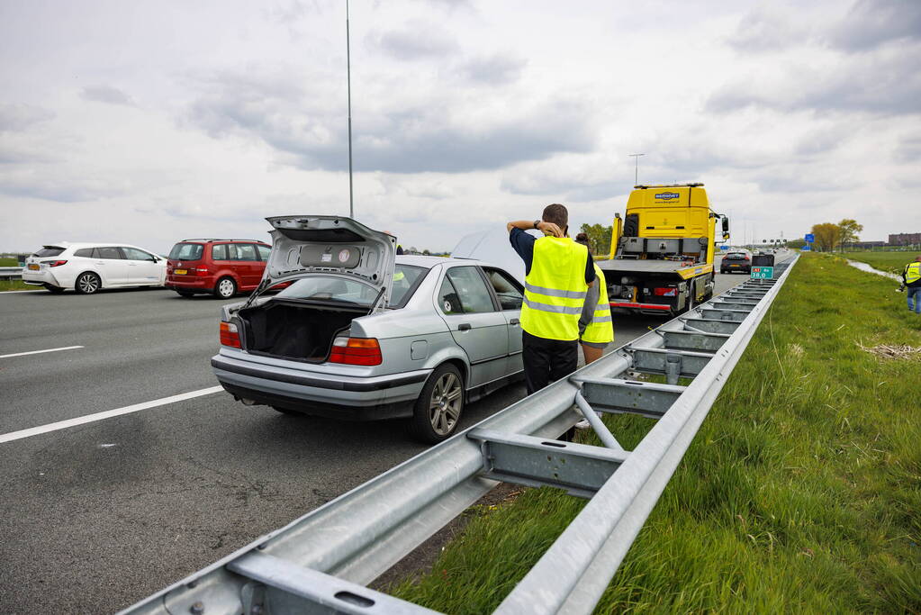 Brandweer blust autobrand op snelweg