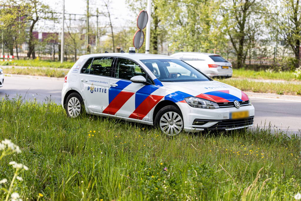 Politieauto botst tegen paal tijdens spoedrit