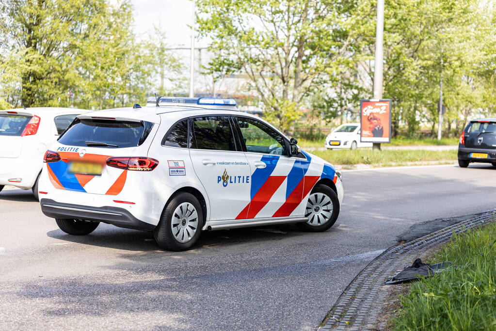 Politieauto botst tegen paal tijdens spoedrit