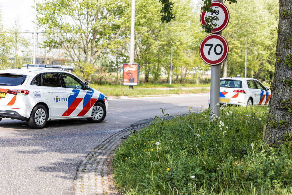 Politieauto botst tegen paal tijdens spoedrit