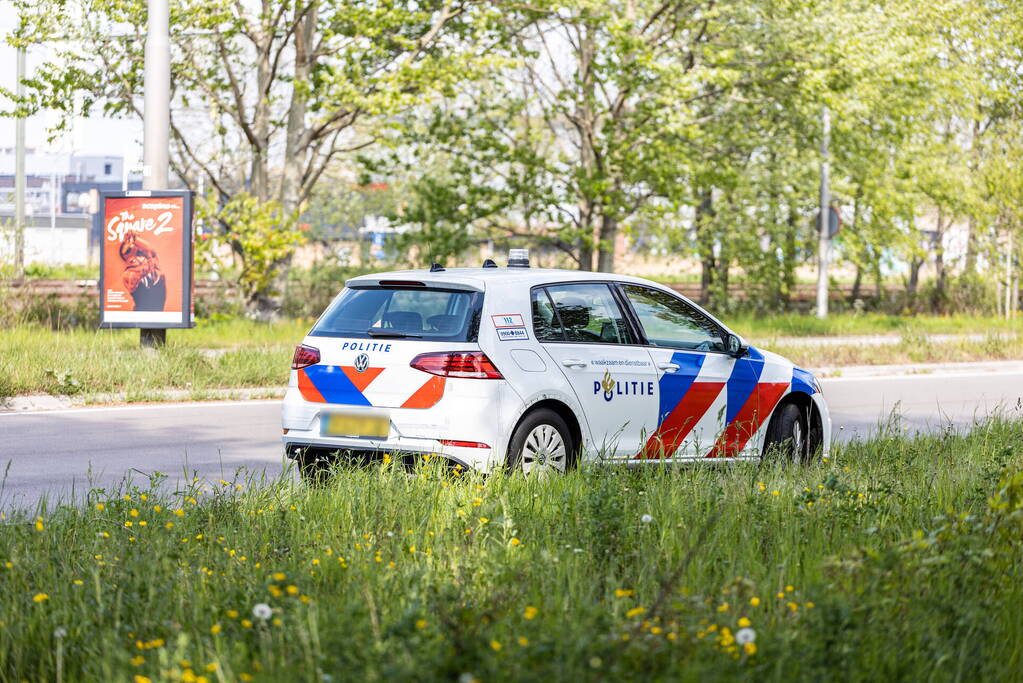 Politieauto botst tegen paal tijdens spoedrit