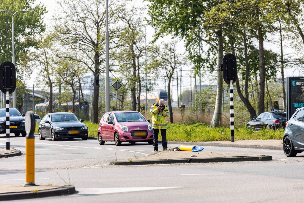 Politieauto botst tegen paal tijdens spoedrit