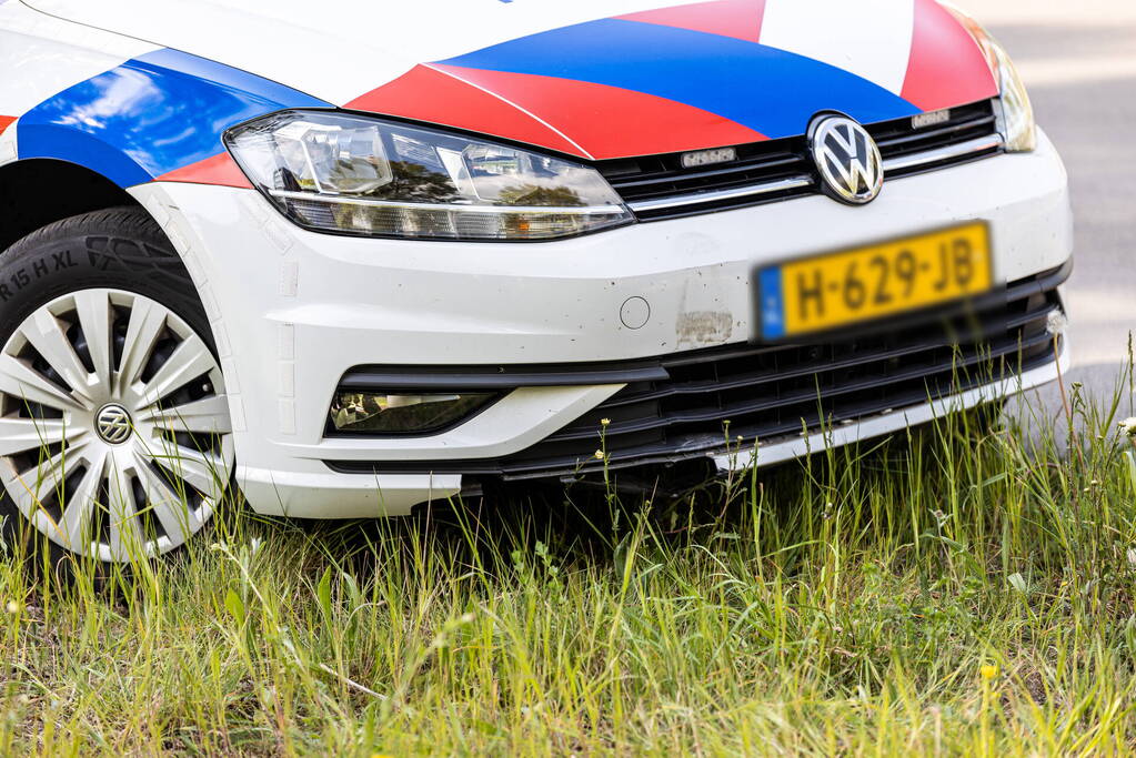 Politieauto botst tegen paal tijdens spoedrit