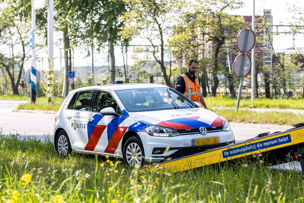 Politieauto botst tegen paal tijdens spoedrit