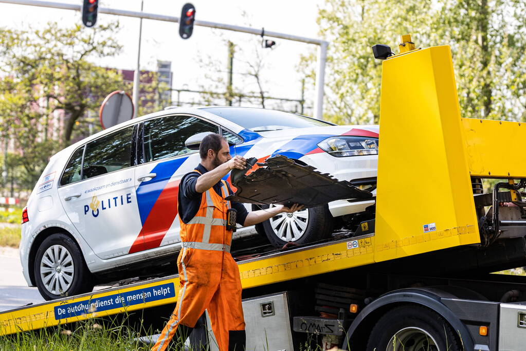 Politieauto botst tegen paal tijdens spoedrit