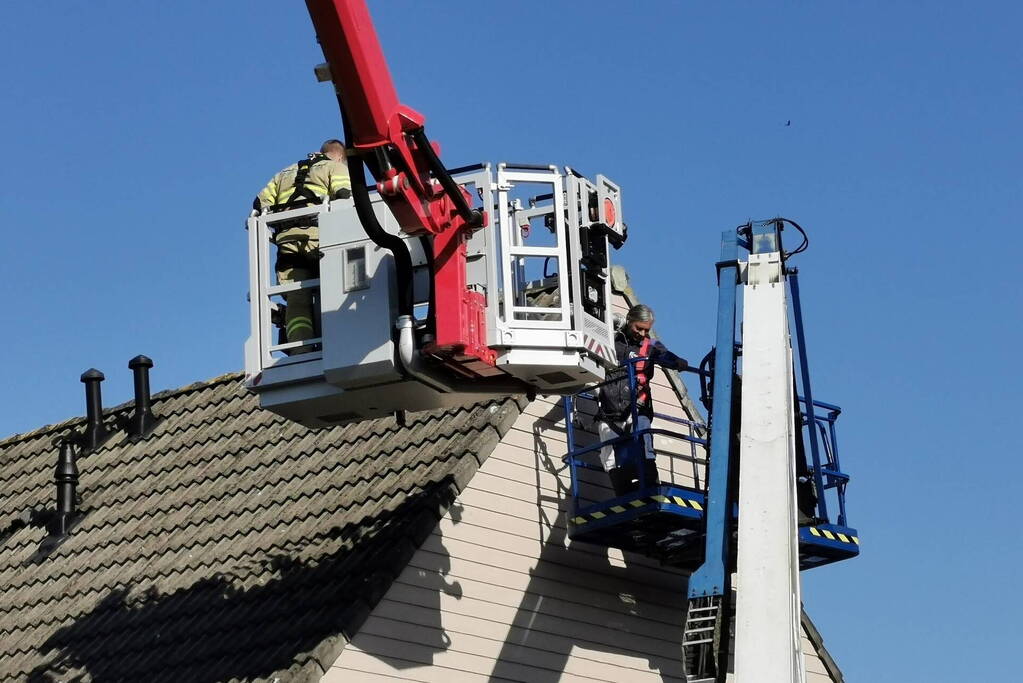 Schilder vast in hoogwerker