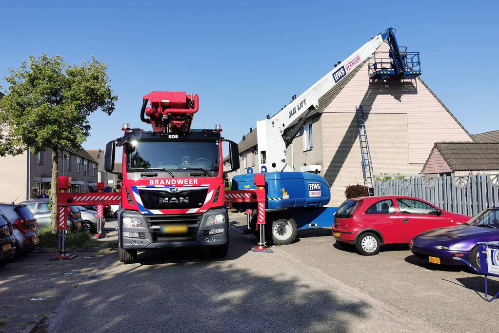 Schilder vast in hoogwerker