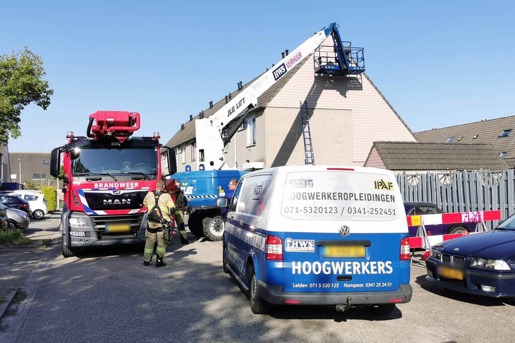 Schilder vast in hoogwerker