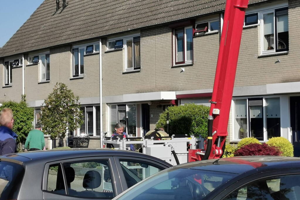 Schilder vast in hoogwerker