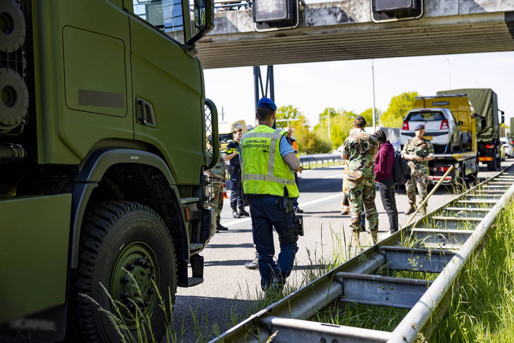 Automobiliste botst op militair konvooi