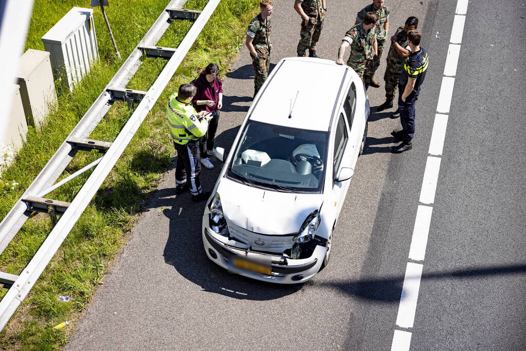 Automobiliste botst op militair konvooi
