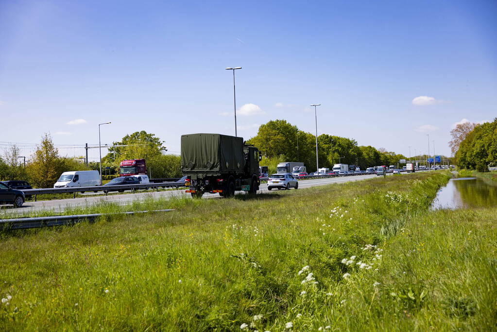 Automobiliste botst op militair konvooi