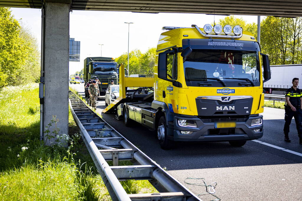 Automobiliste botst op militair konvooi