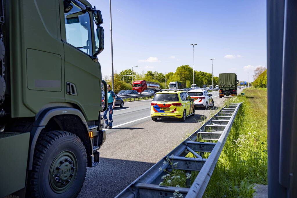 Automobiliste botst op militair konvooi