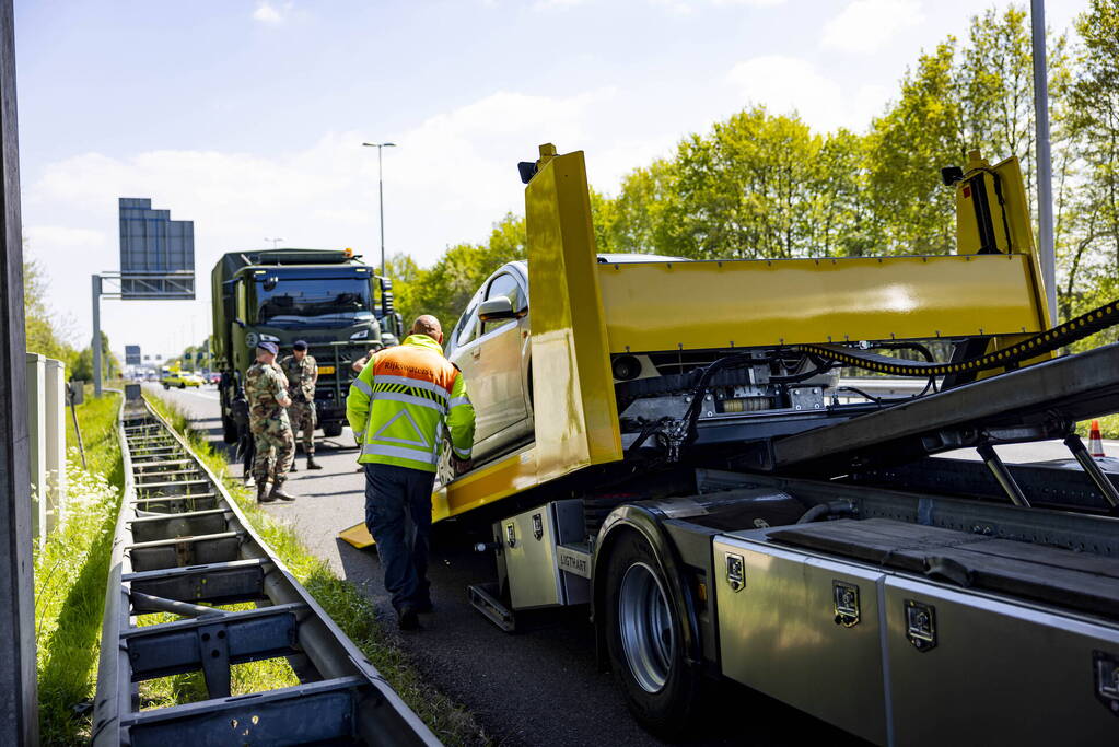 Automobiliste botst op militair konvooi