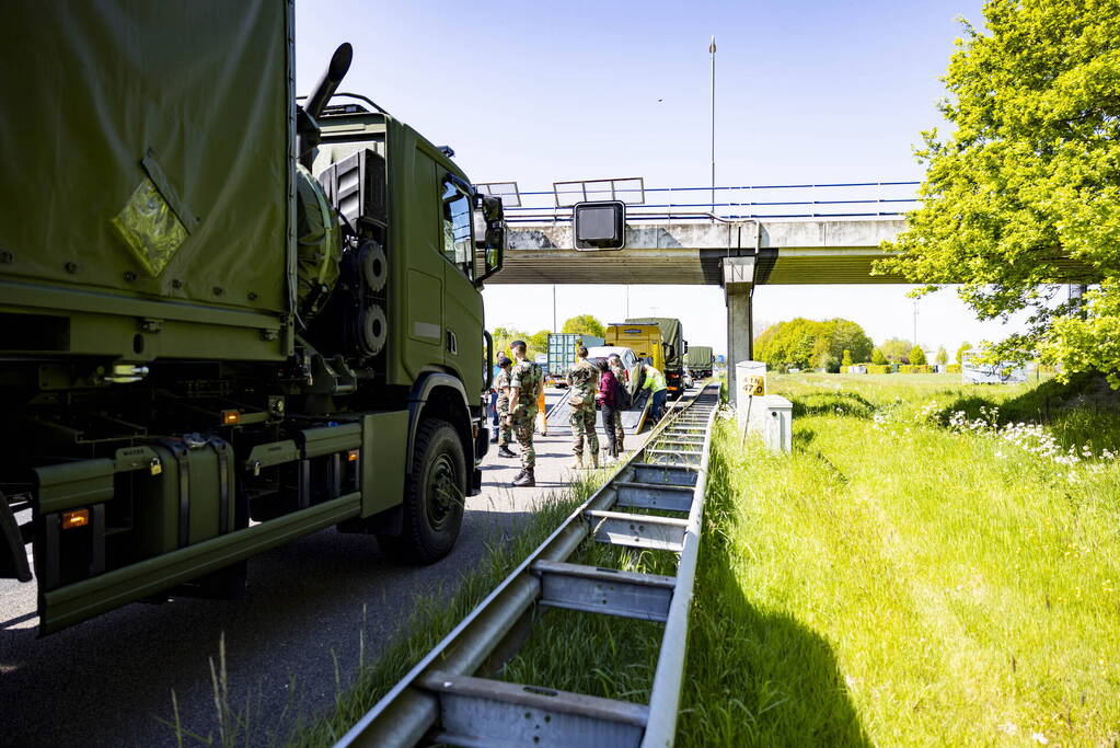 Automobiliste botst op militair konvooi