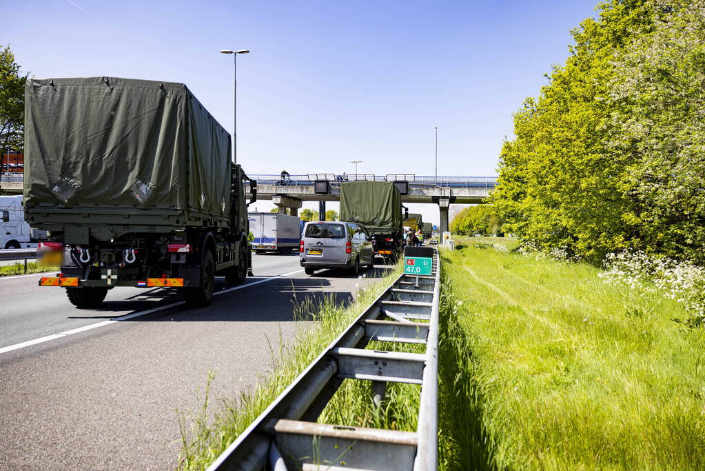 Automobiliste botst op militair konvooi