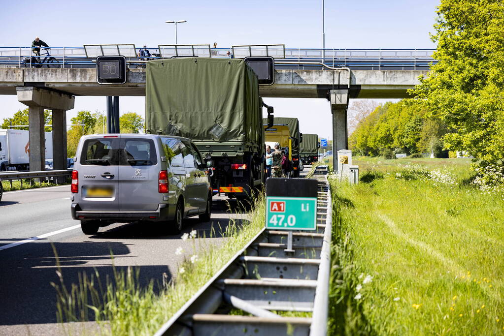 Automobiliste botst op militair konvooi
