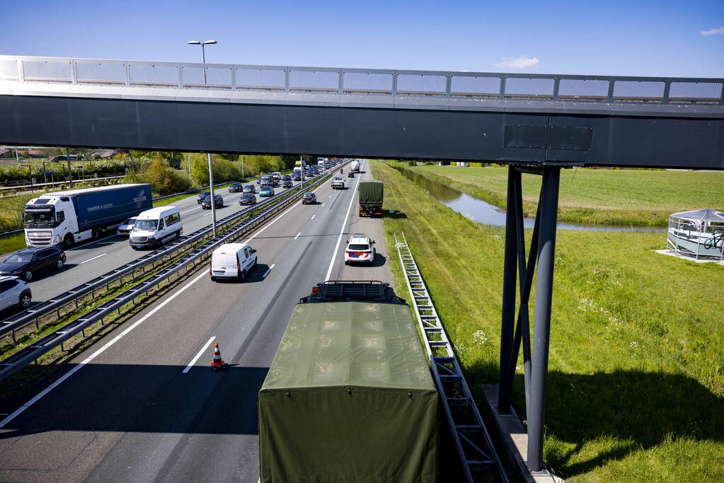 Automobiliste botst op militair konvooi