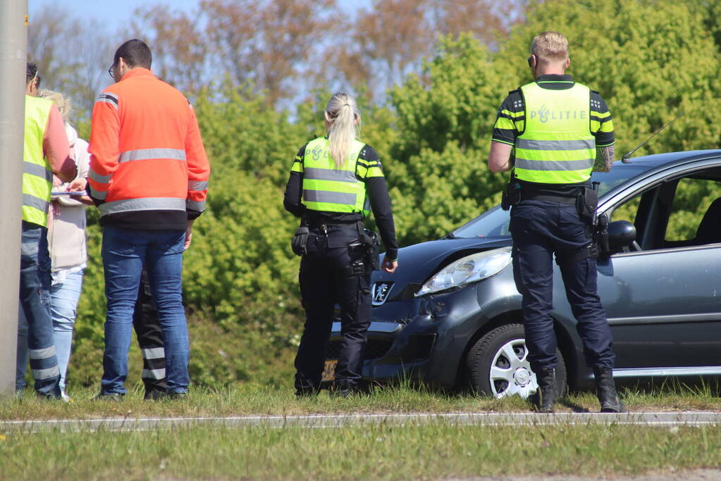 Automobilist botst achterop vrachtwagen
