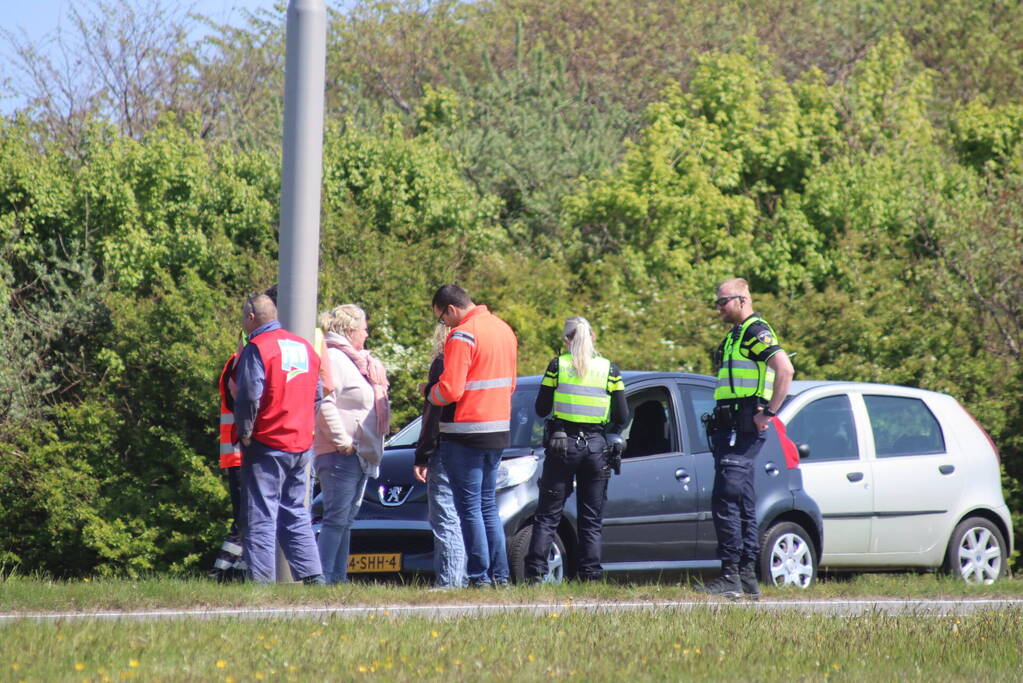 Automobilist botst achterop vrachtwagen