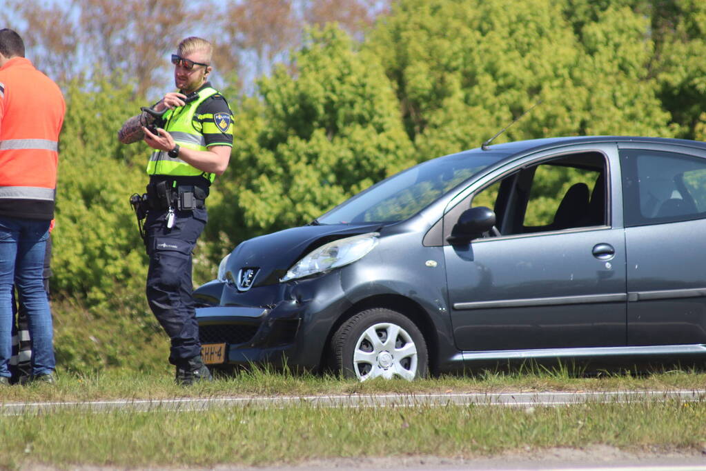 Automobilist botst achterop vrachtwagen