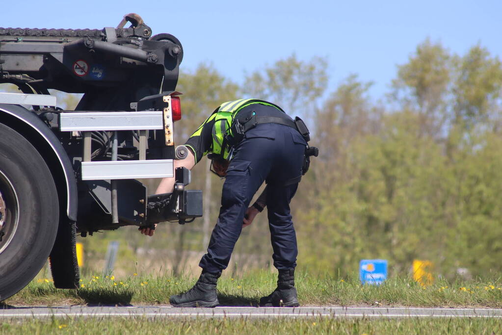 Automobilist botst achterop vrachtwagen