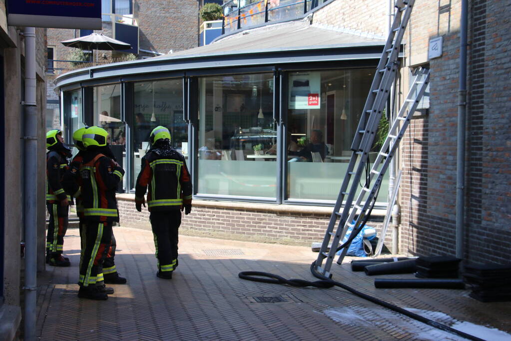 Brand op dak van woning boven woonwinkel Hema