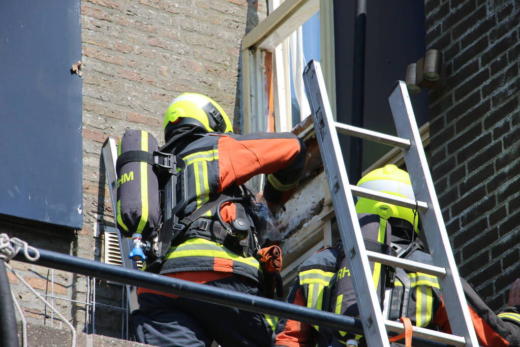 Brand op dak van woning boven woonwinkel Hema