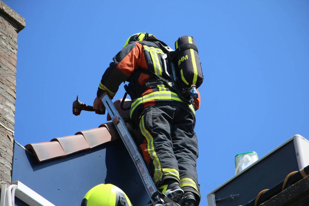 Brand op dak van woning boven woonwinkel Hema