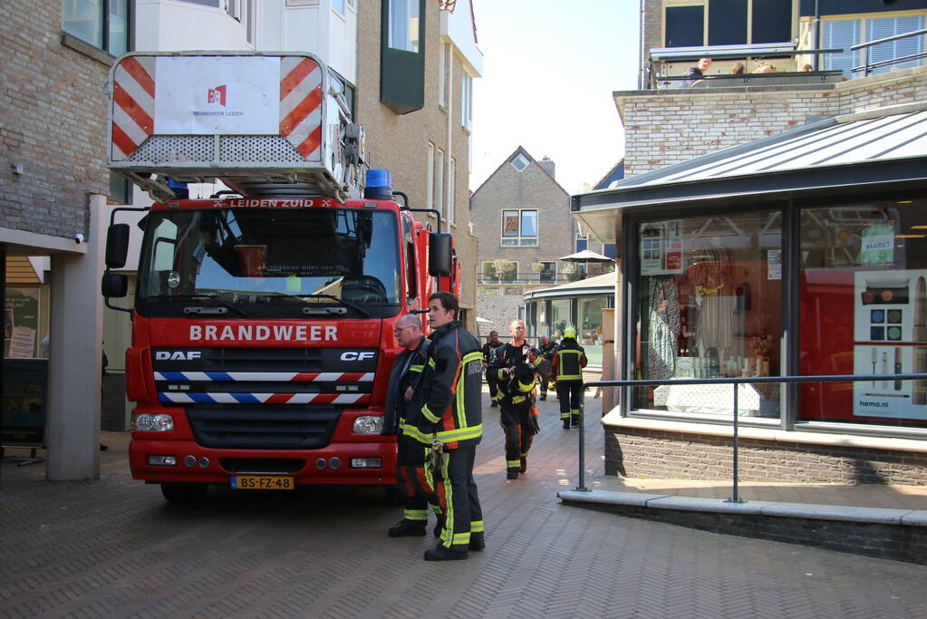 Brand op dak van woning boven woonwinkel Hema
