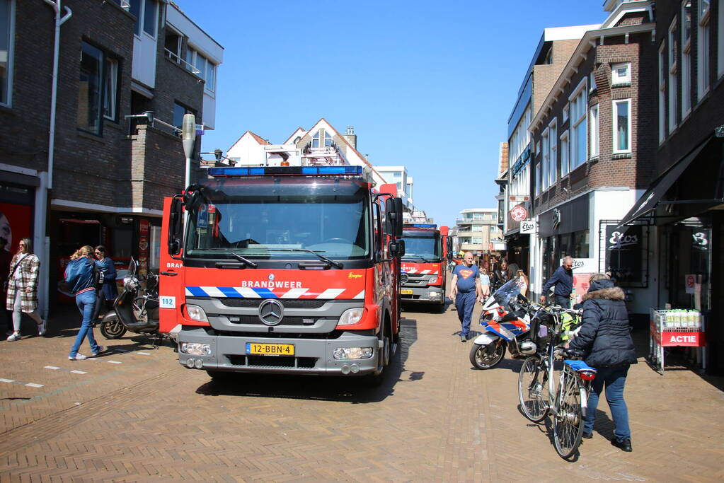 Brand op dak van woning boven woonwinkel Hema