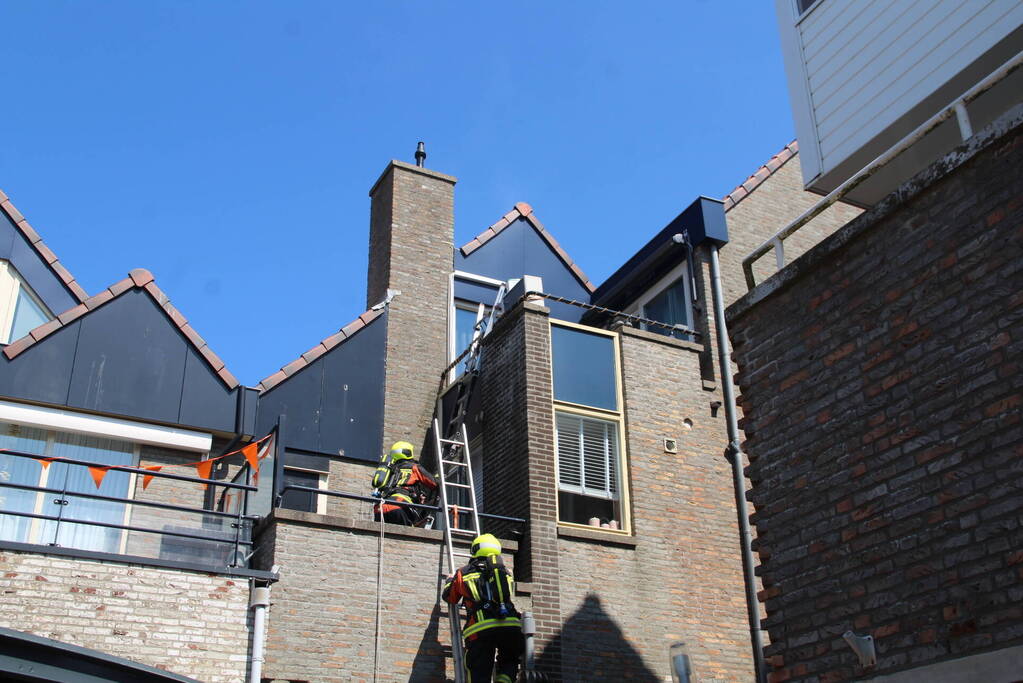 Brand op dak van woning boven woonwinkel Hema