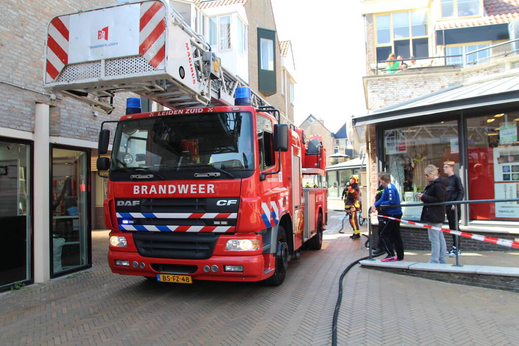 Brand op dak van woning boven woonwinkel Hema