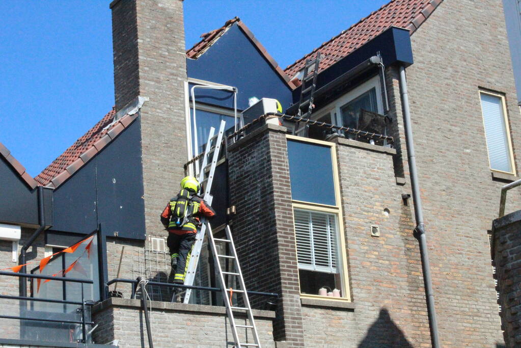 Brand op dak van woning boven woonwinkel Hema