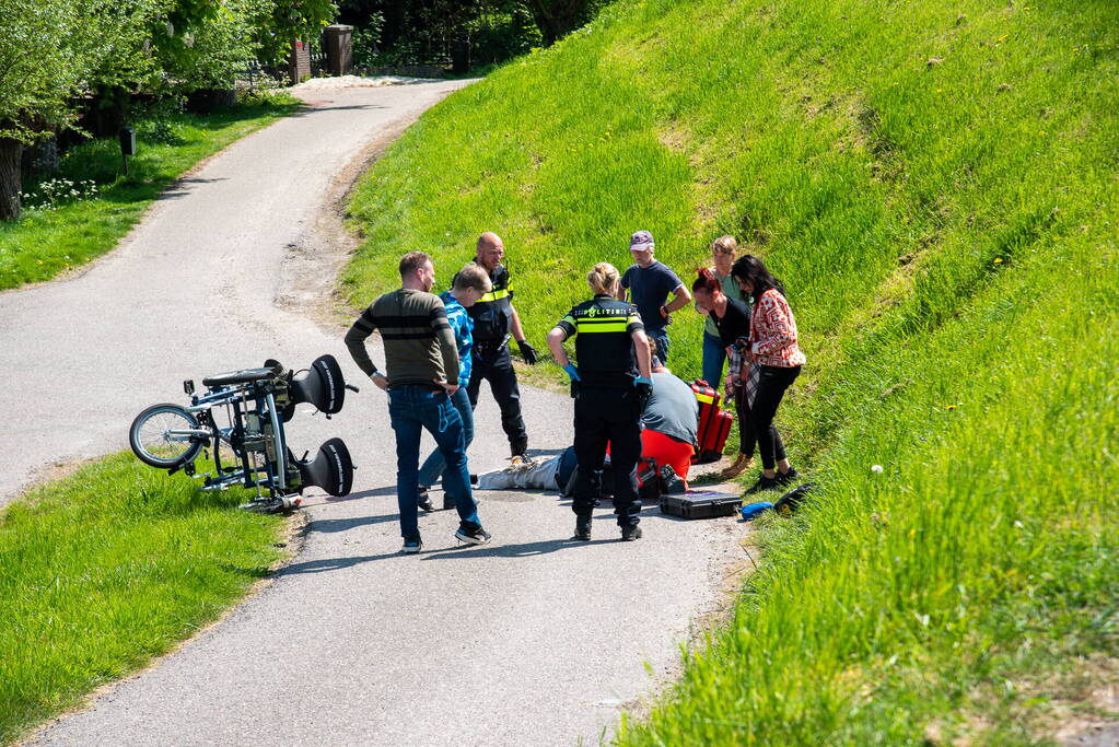 Man en vrouw met duofiets rijden talud af na schrikreactie