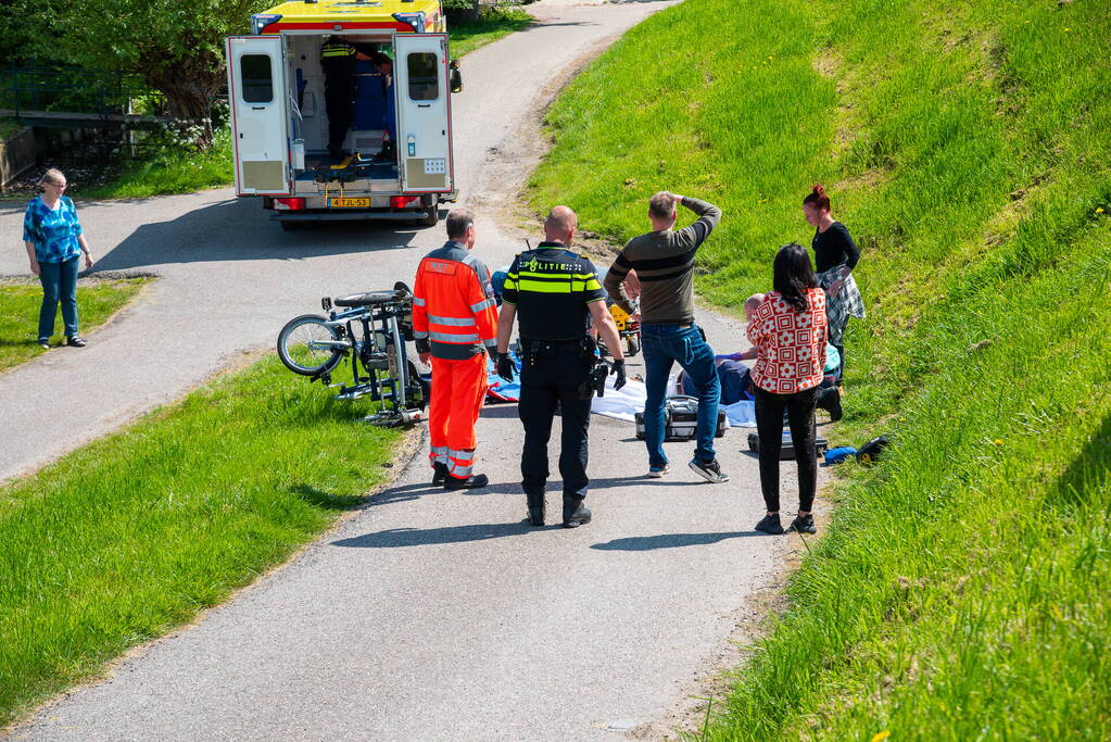 Man en vrouw met duofiets rijden talud af na schrikreactie