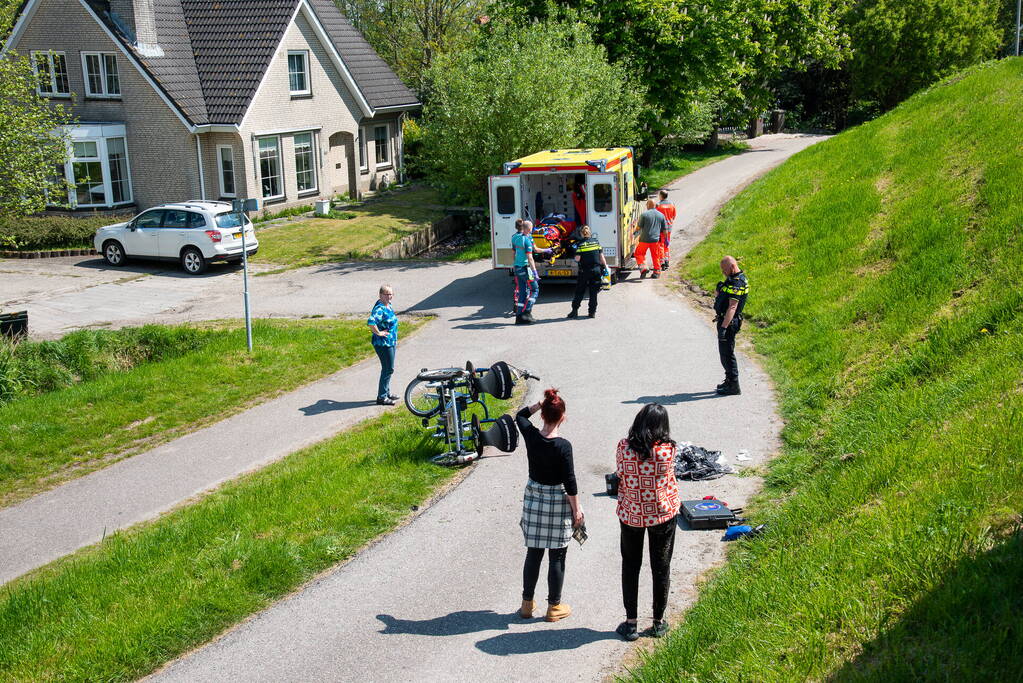 Man en vrouw met duofiets rijden talud af na schrikreactie