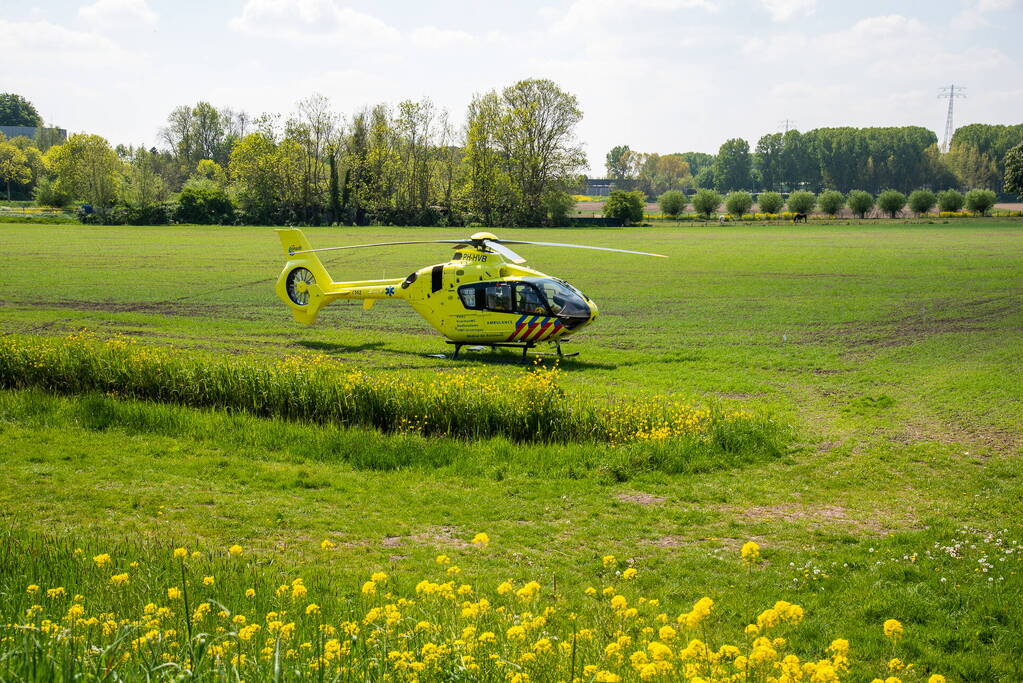 Man en vrouw met duofiets rijden talud af na schrikreactie