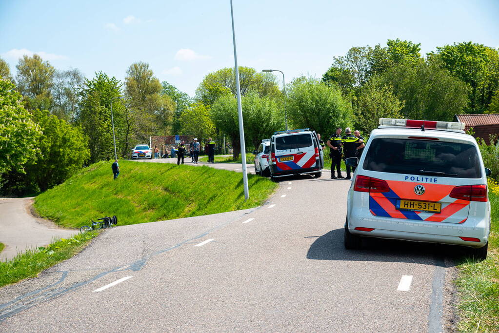 Man en vrouw met duofiets rijden talud af na schrikreactie